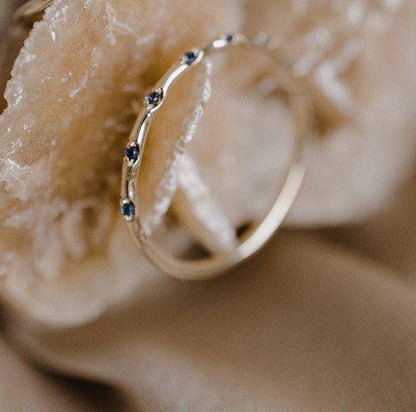 Saffier gold ring
